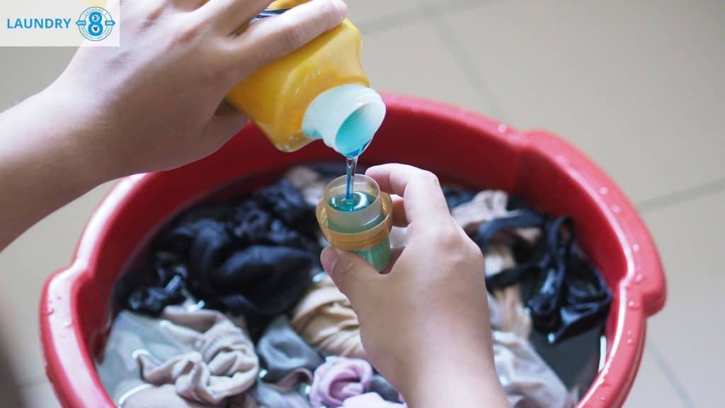 Mencuci Pakaian dengan Tangan